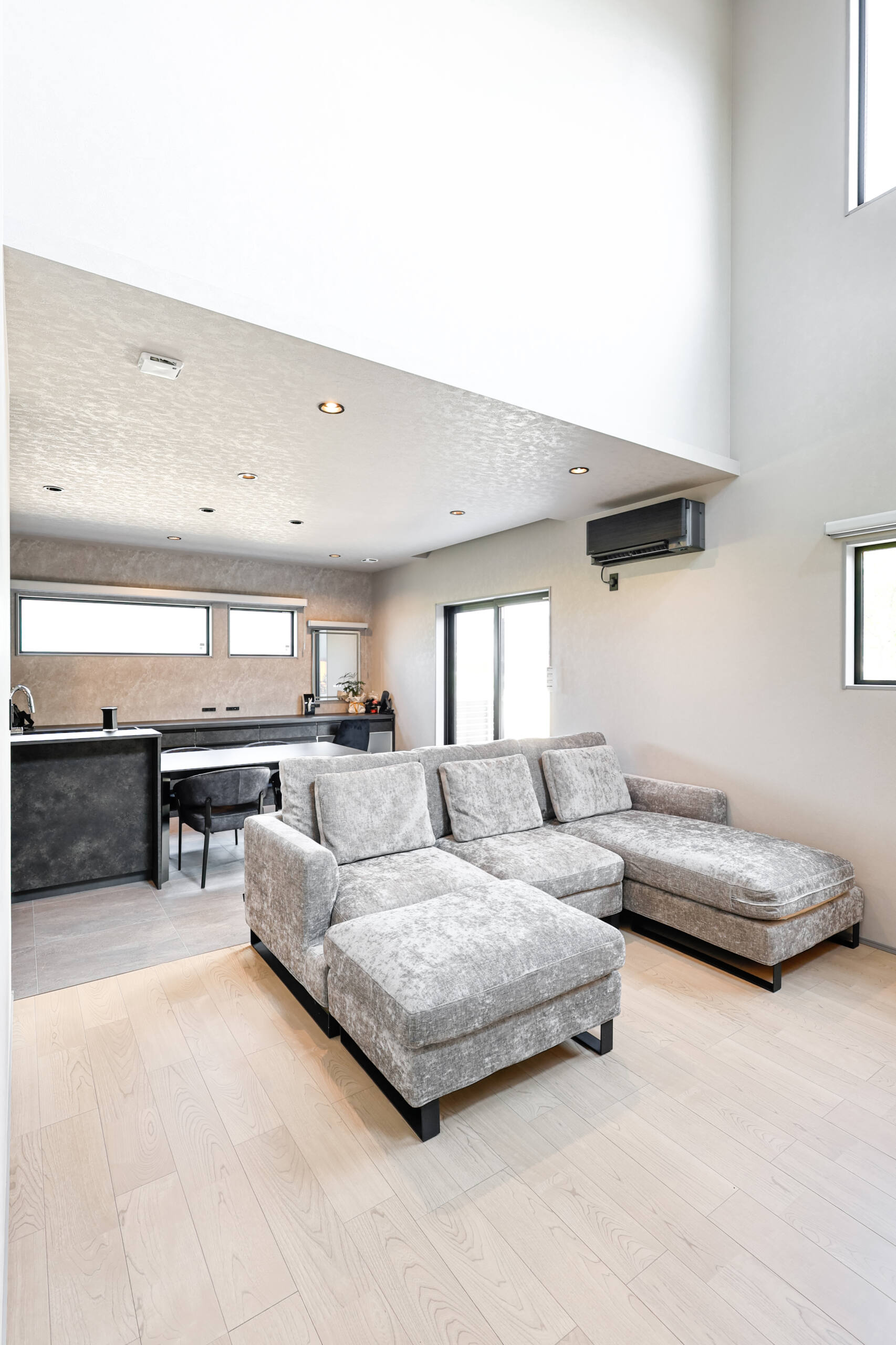 光が満ちる吹き抜け×ホテルライクな上質空間の家