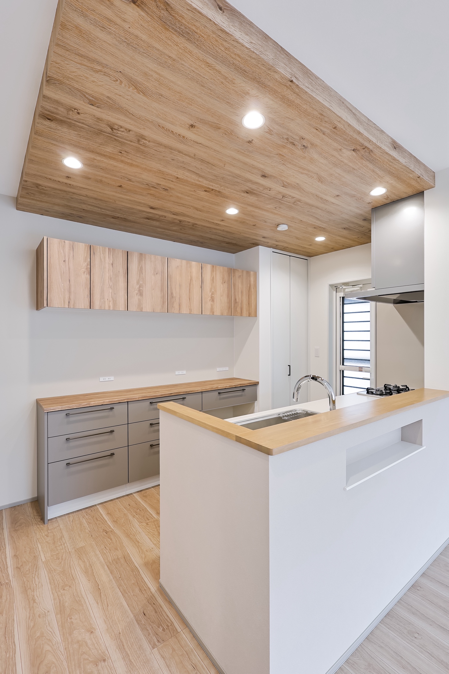 光と白が広がる、洗練されたナチュラルモダンの家