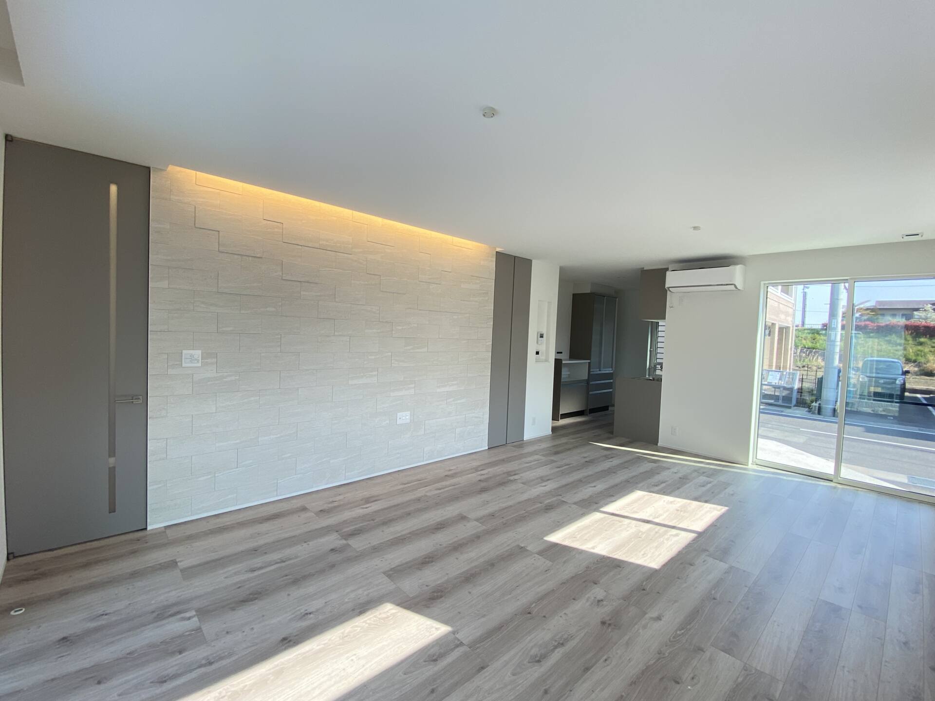 間接照明が映える、洗練グレージュモダンの家