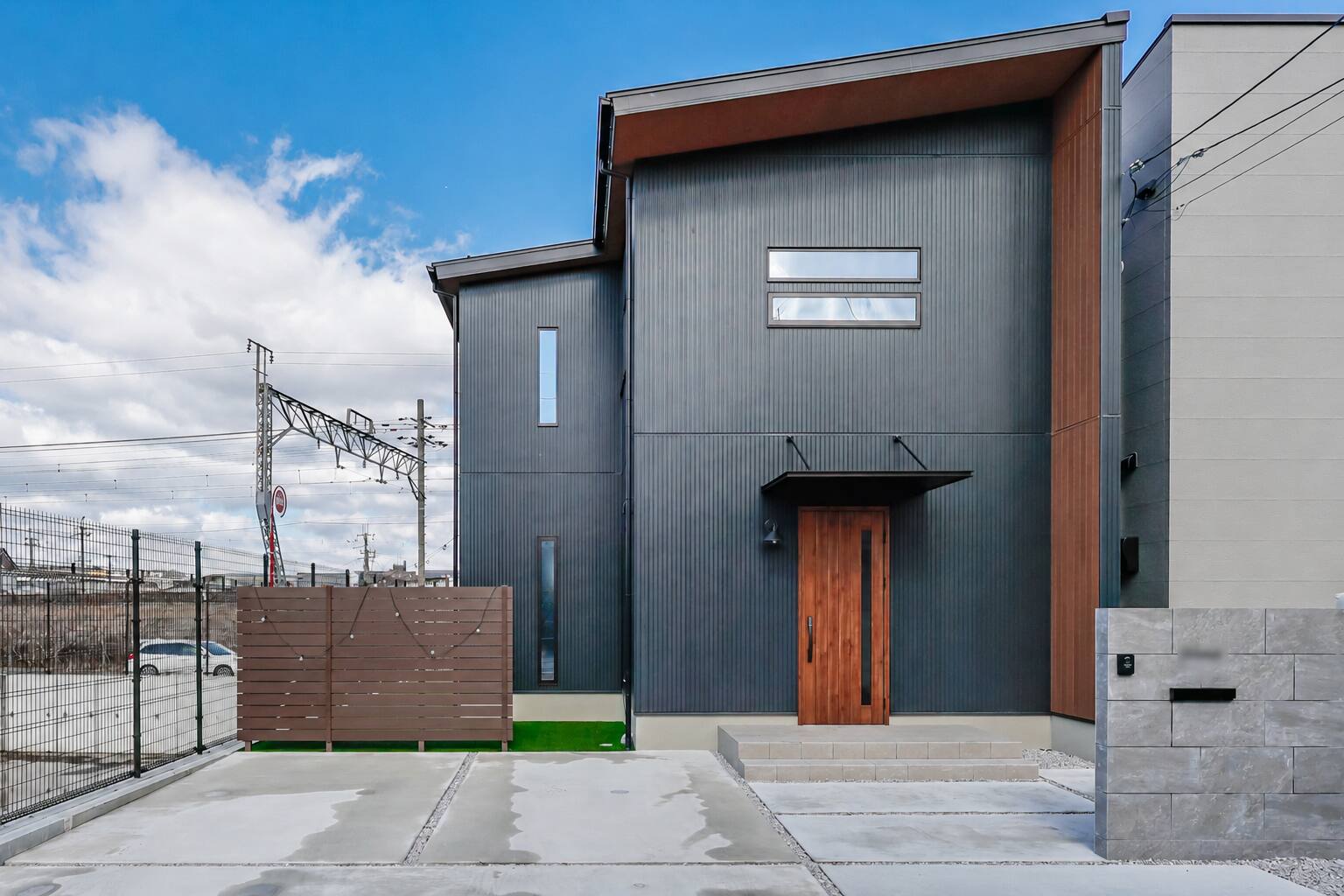 吹抜けの開放感と家事ラク動線を両立した、スタイリッシュな住まい