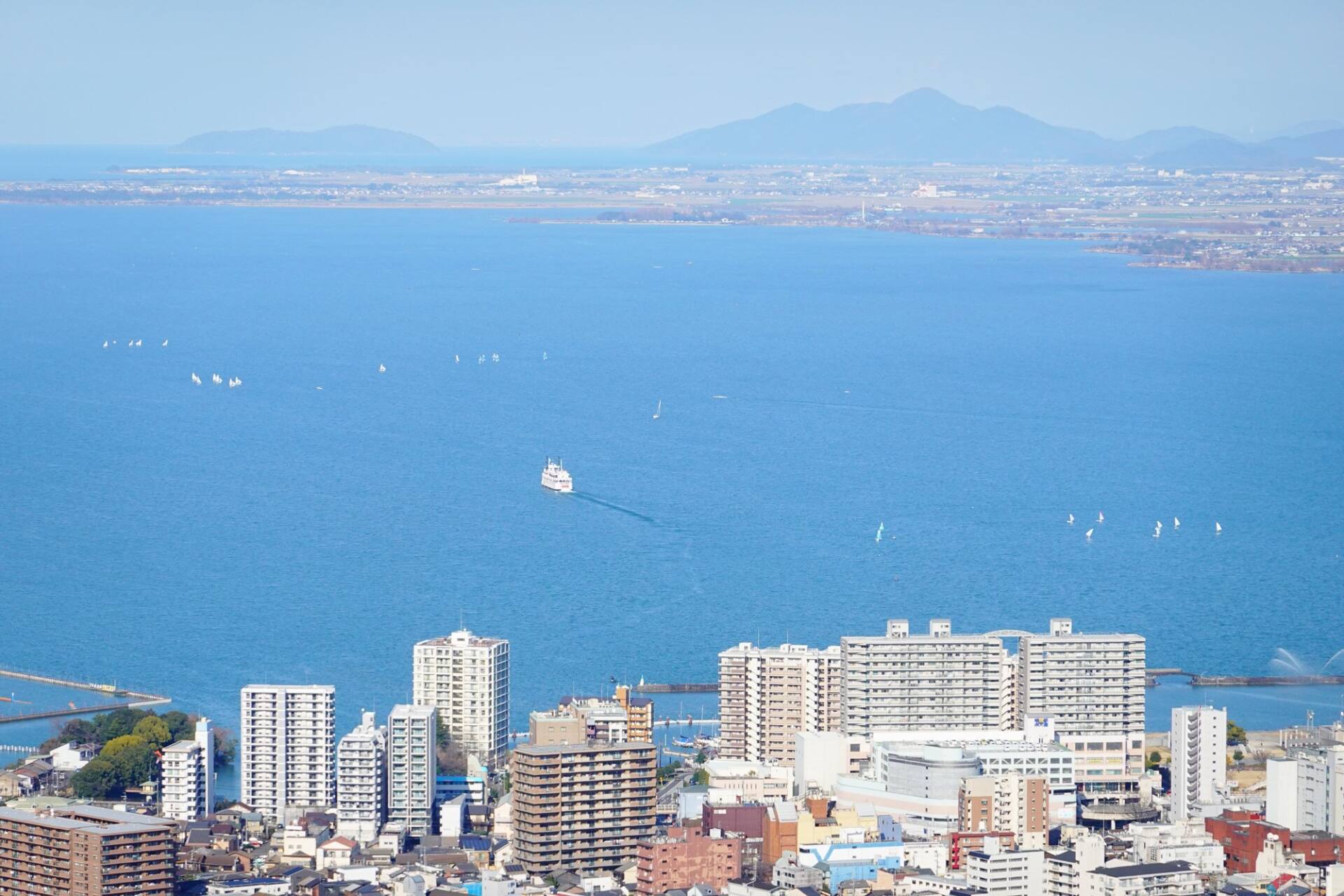 滋賀県大津市と琵琶湖