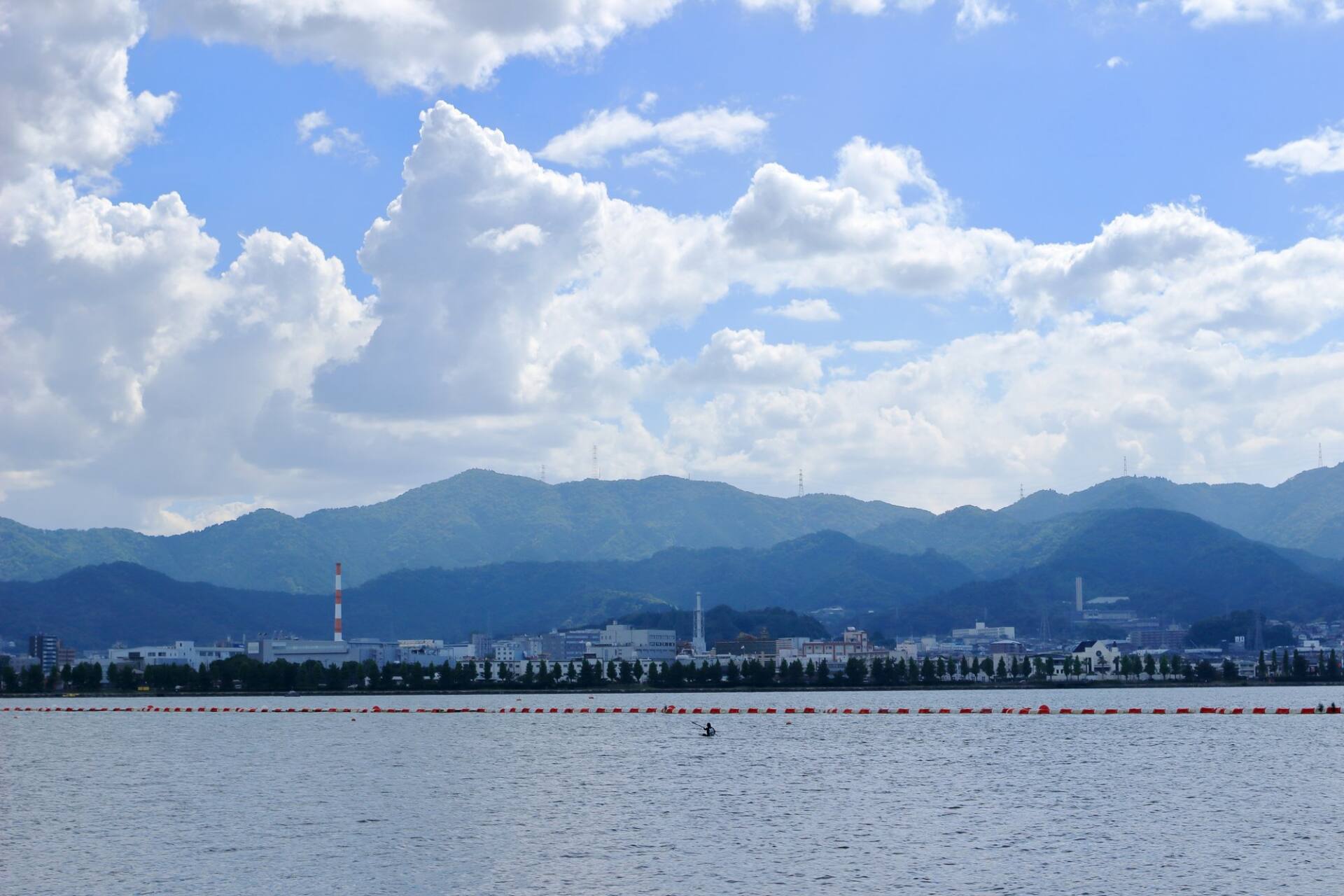 大津市　瀬田から琵琶湖ごしに見る石山の風景