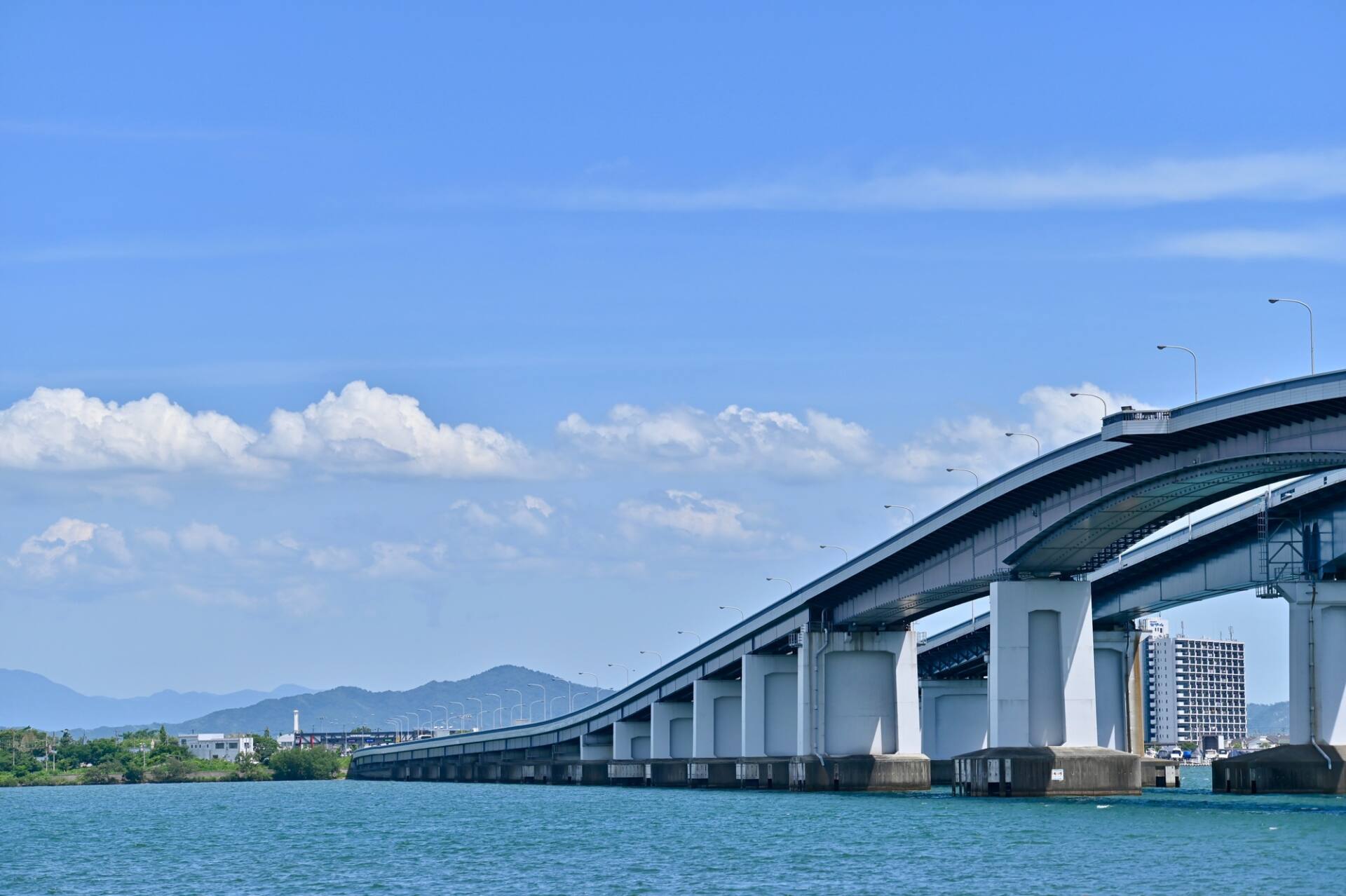 北側と南側を分ける琵琶湖大橋