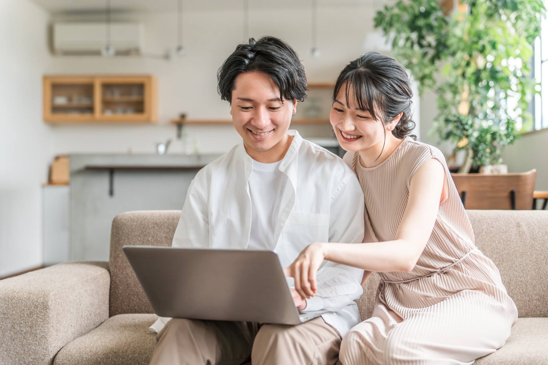土地を選ぶ夫婦